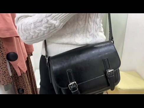 ❤️ Јавна мастурбација младе кучке ФералБерри са дилдом у соби за мерење ❌ Квалитетан секс код нас ☑